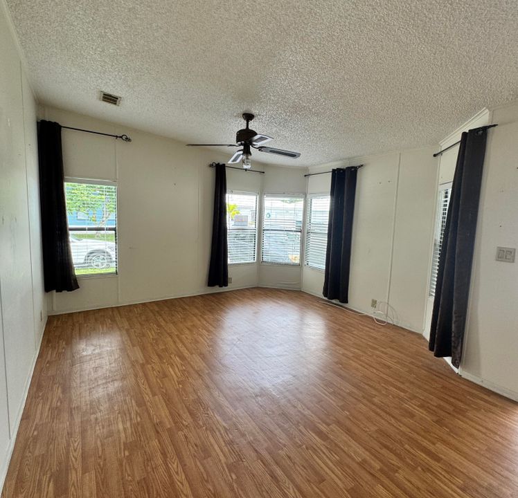 待售: $19,900 (2 贝兹, 2 浴室, 864 平方英尺)