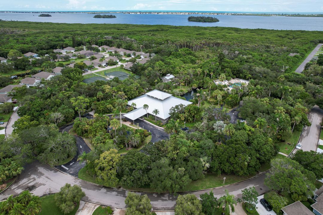 合同活跃: $239,900 (2 贝兹, 2 浴室, 1571 平方英尺)