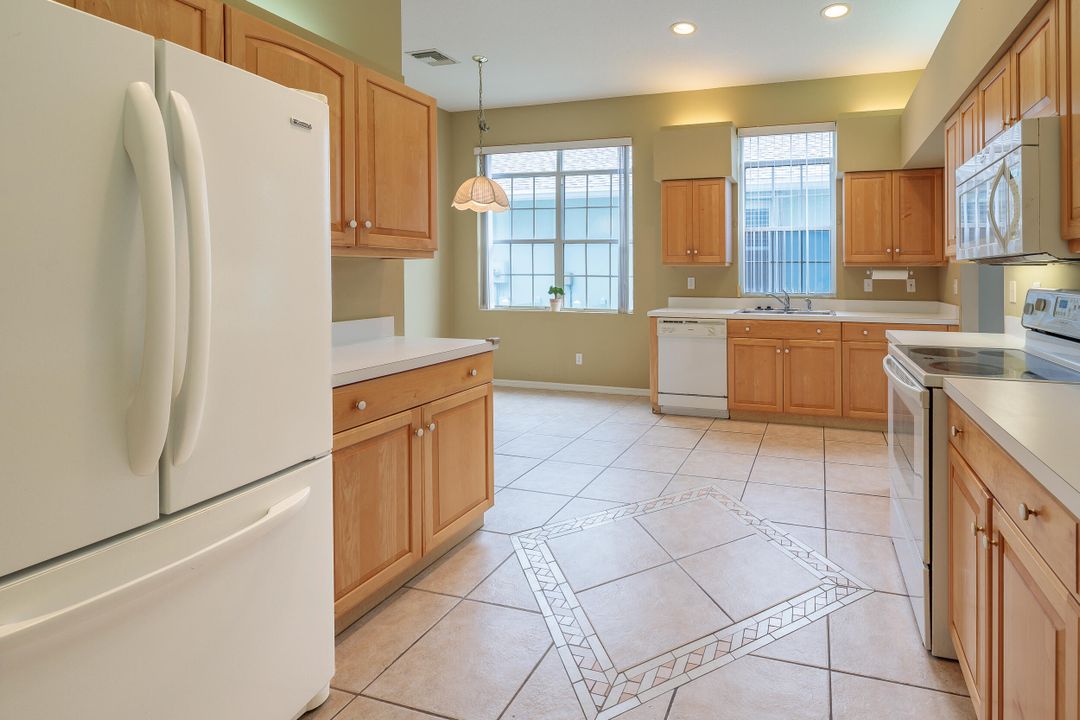 合同活跃: $239,900 (2 贝兹, 2 浴室, 1571 平方英尺)