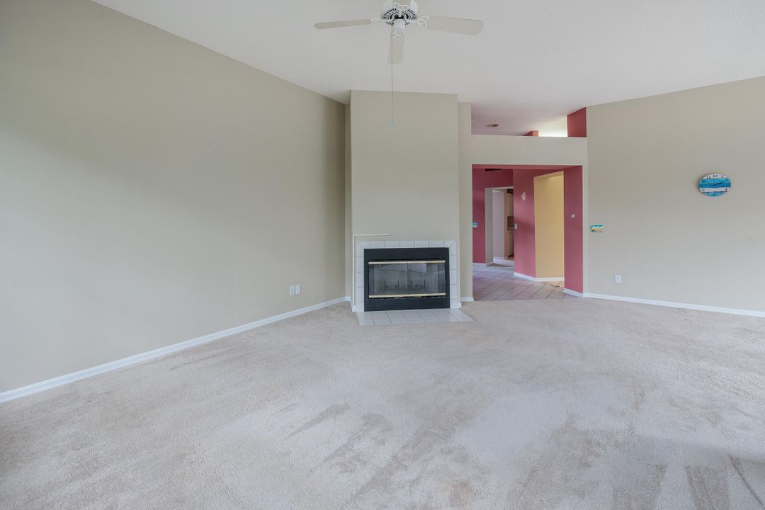 合同活跃: $239,900 (2 贝兹, 2 浴室, 1571 平方英尺)