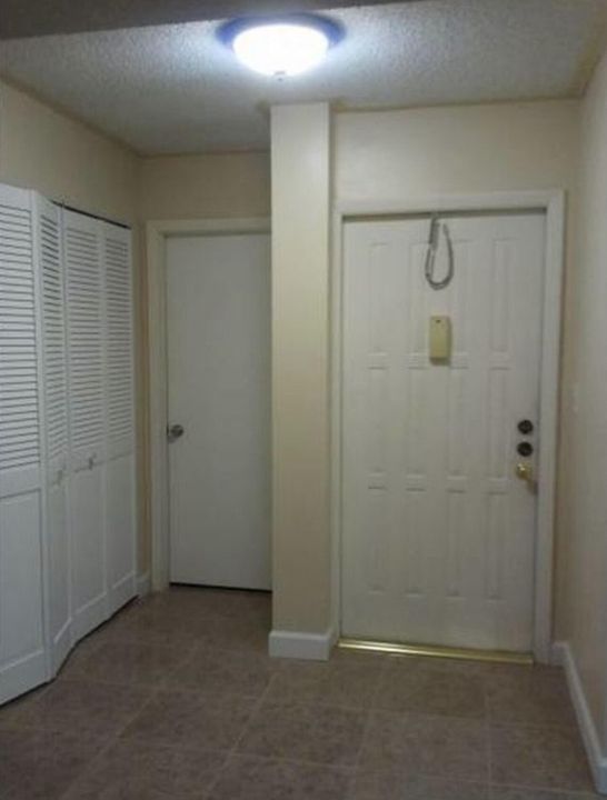 合同活跃: $2,200 (2 贝兹, 2 浴室, 1099 平方英尺)