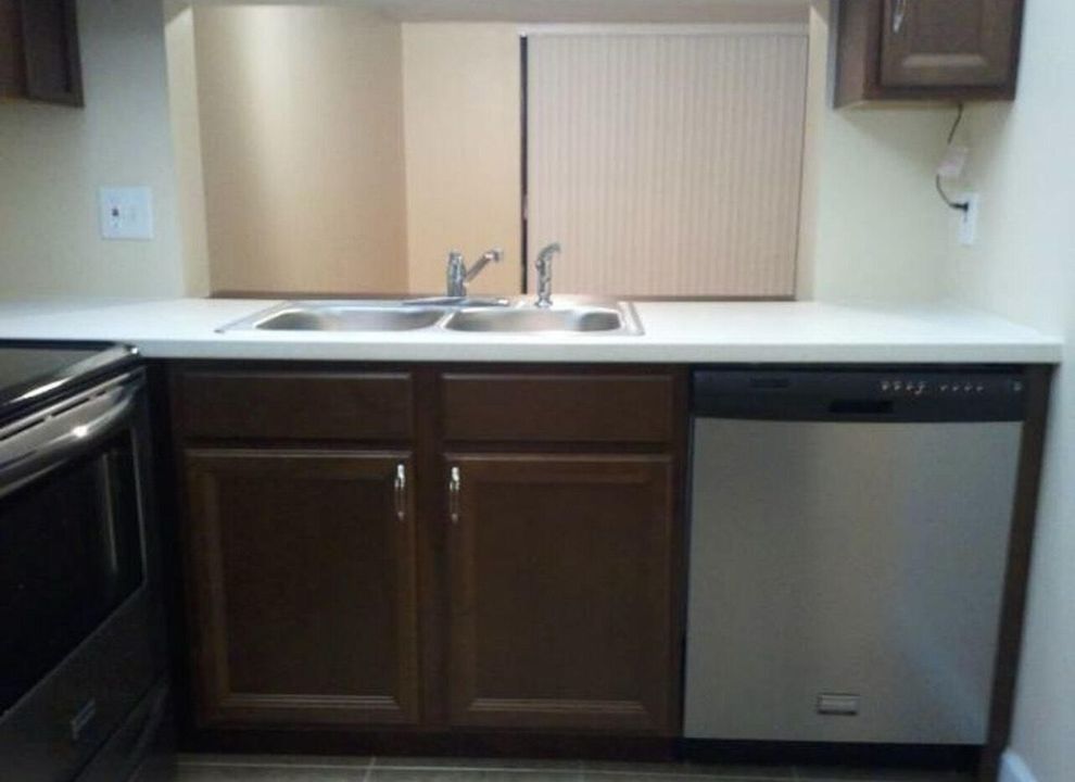 合同活跃: $2,200 (2 贝兹, 2 浴室, 1099 平方英尺)