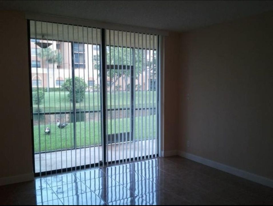 合同活跃: $2,200 (2 贝兹, 2 浴室, 1099 平方英尺)