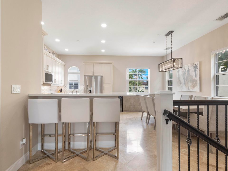 合同活跃: $639,000 (3 贝兹, 3 浴室, 2142 平方英尺)