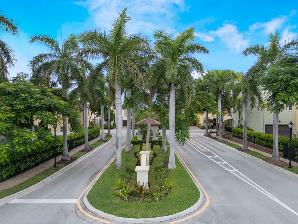 合同活跃: $639,000 (3 贝兹, 3 浴室, 2142 平方英尺)