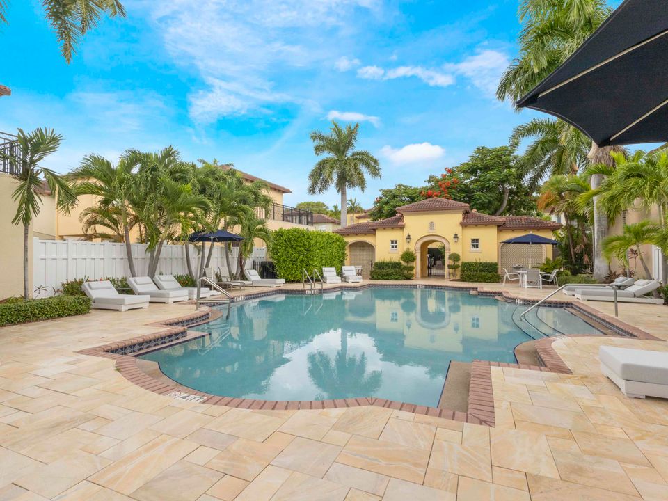 合同活跃: $639,000 (3 贝兹, 3 浴室, 2142 平方英尺)