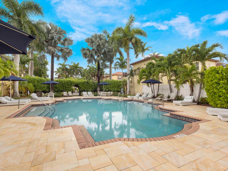 合同活跃: $639,000 (3 贝兹, 3 浴室, 2142 平方英尺)