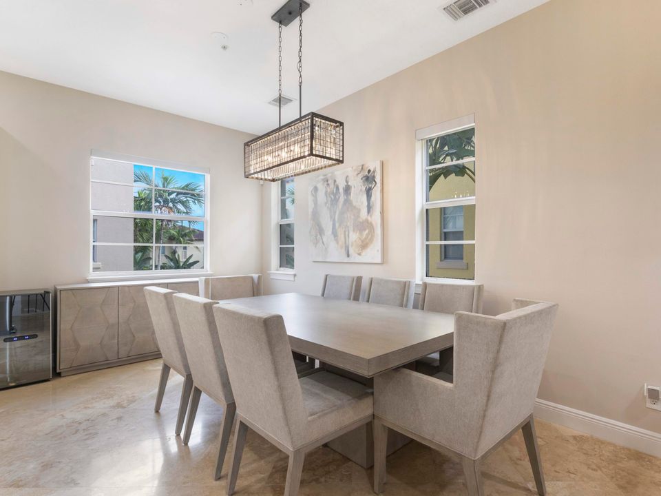 合同活跃: $639,000 (3 贝兹, 3 浴室, 2142 平方英尺)