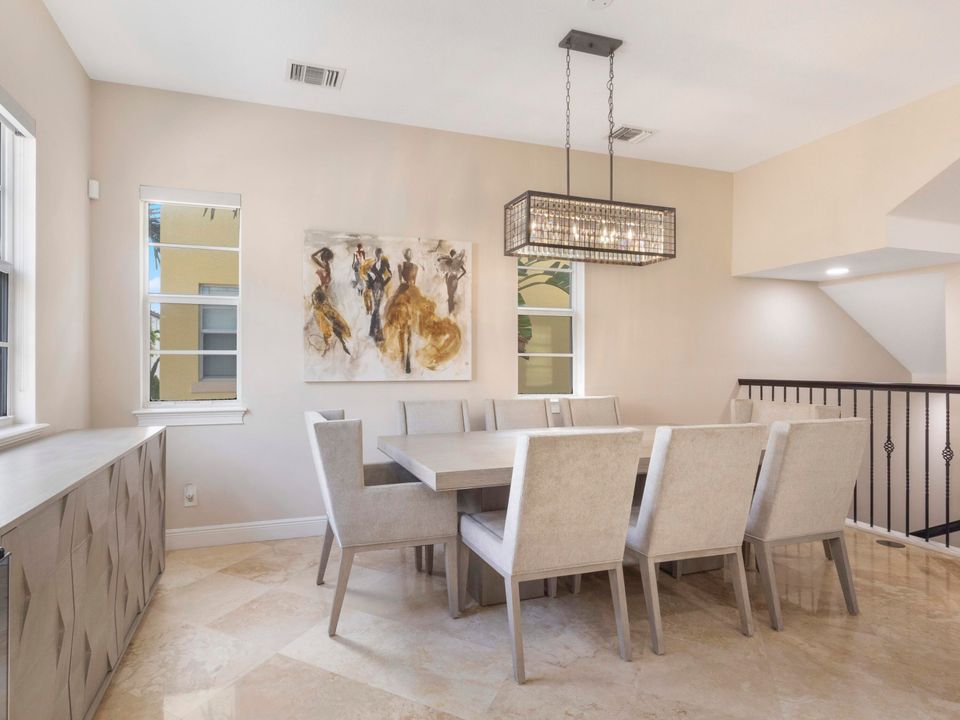 合同活跃: $639,000 (3 贝兹, 3 浴室, 2142 平方英尺)