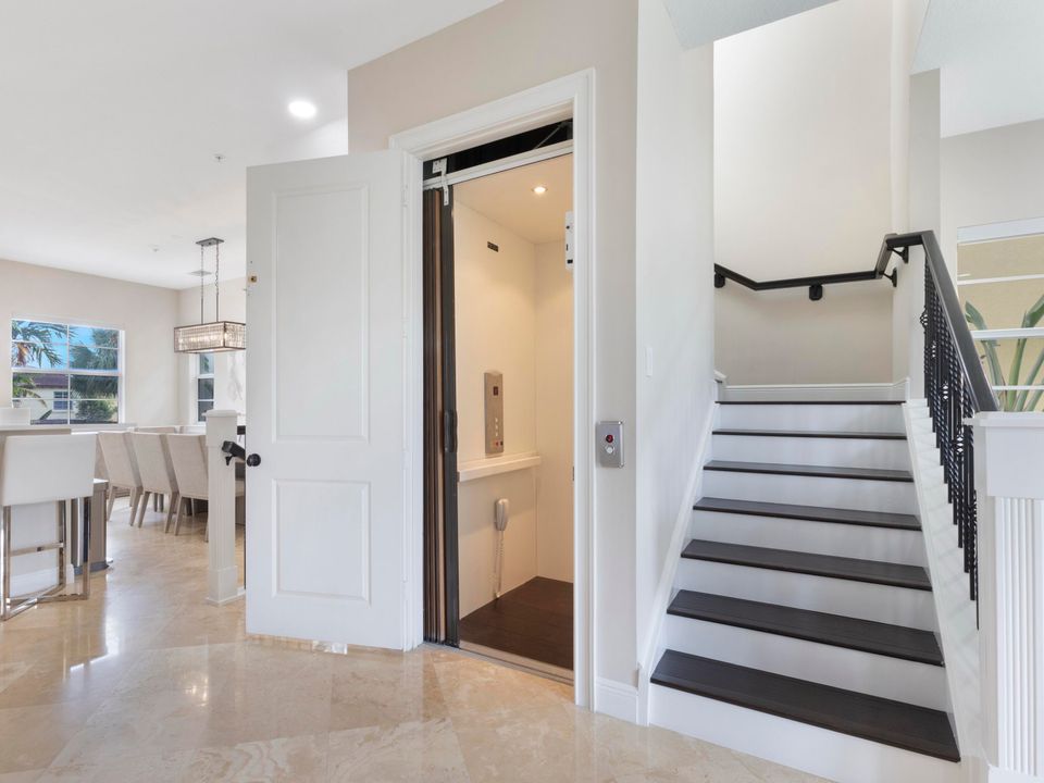 合同活跃: $639,000 (3 贝兹, 3 浴室, 2142 平方英尺)