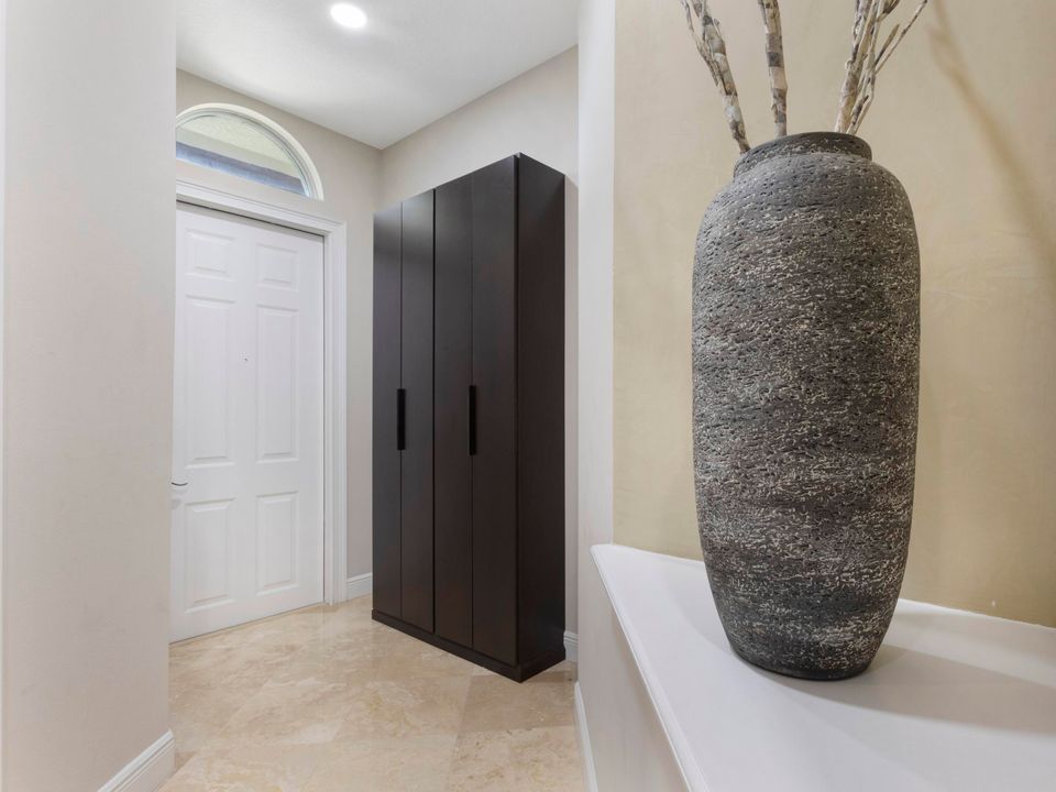 合同活跃: $639,000 (3 贝兹, 3 浴室, 2142 平方英尺)