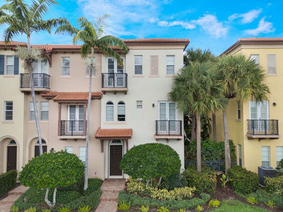 合同活跃: $639,000 (3 贝兹, 3 浴室, 2142 平方英尺)