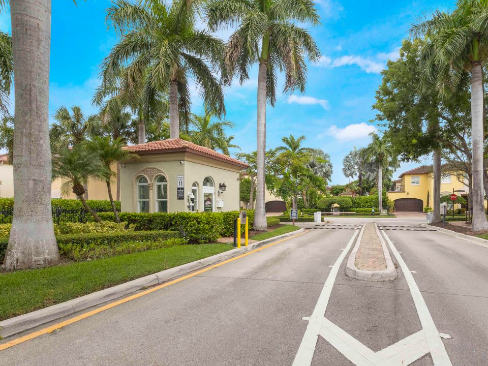 合同活跃: $639,000 (3 贝兹, 3 浴室, 2142 平方英尺)