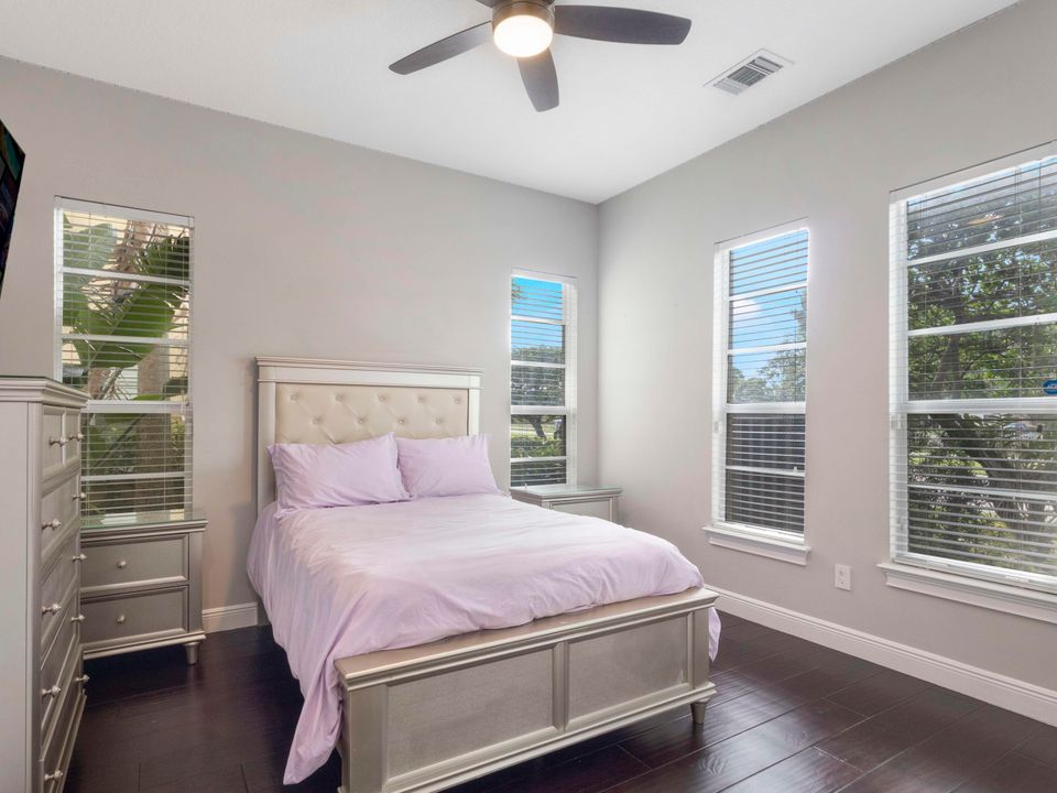 合同活跃: $639,000 (3 贝兹, 3 浴室, 2142 平方英尺)