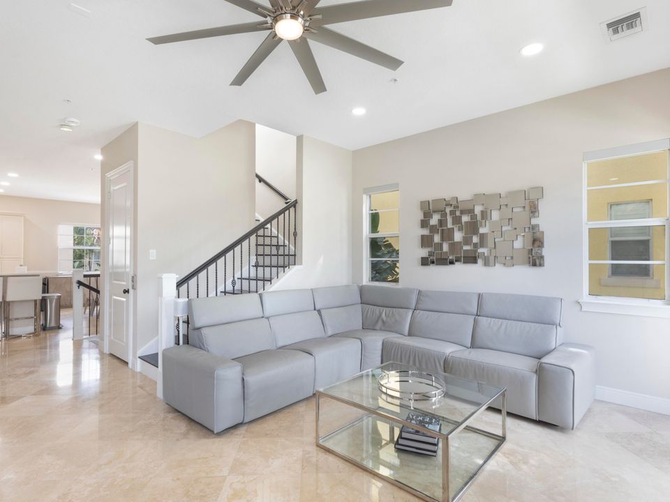 合同活跃: $639,000 (3 贝兹, 3 浴室, 2142 平方英尺)