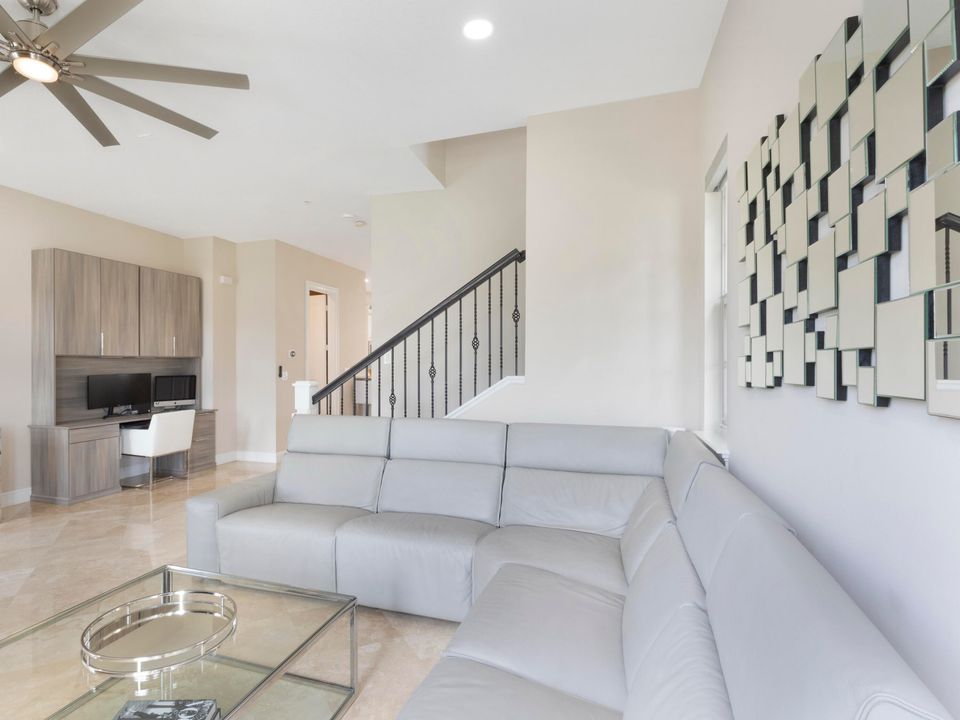 合同活跃: $639,000 (3 贝兹, 3 浴室, 2142 平方英尺)