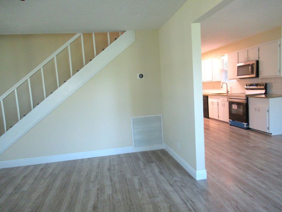 For Rent: $2,600 (3 beds, 2 baths, 1526 Square Feet)
