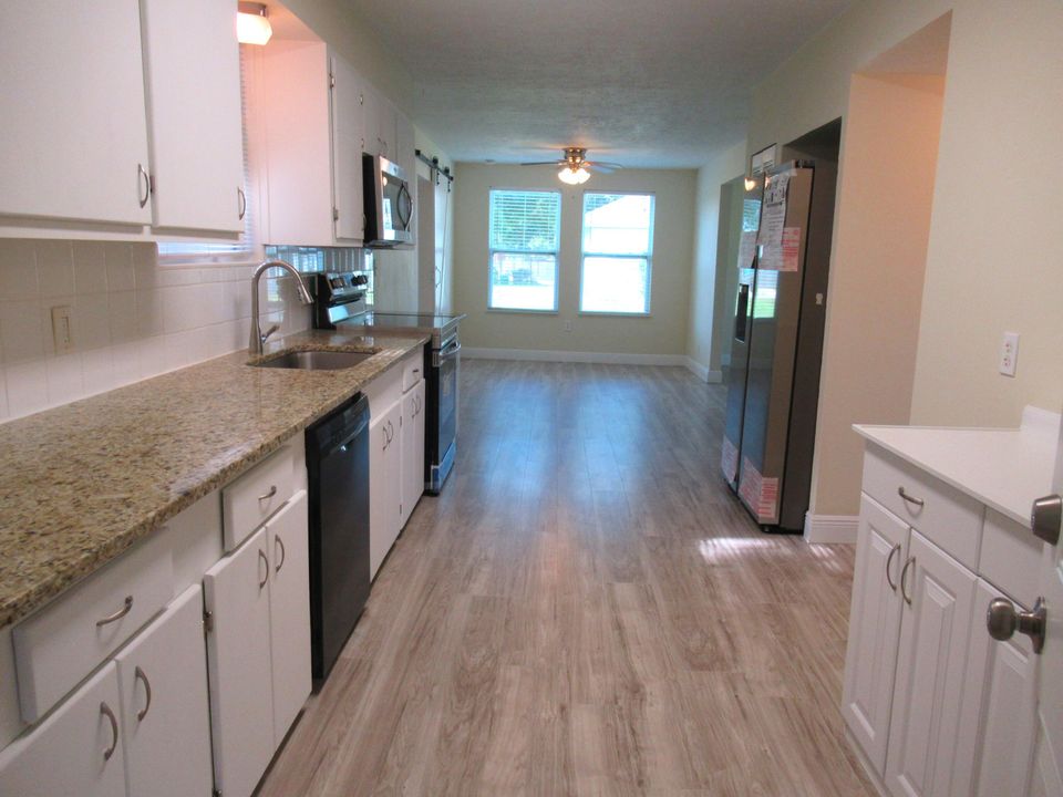 For Rent: $2,600 (3 beds, 2 baths, 1526 Square Feet)