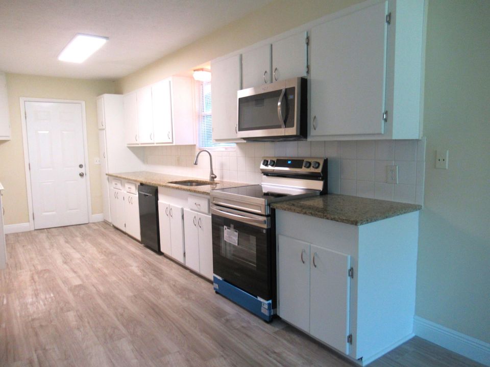 For Rent: $2,600 (3 beds, 2 baths, 1526 Square Feet)