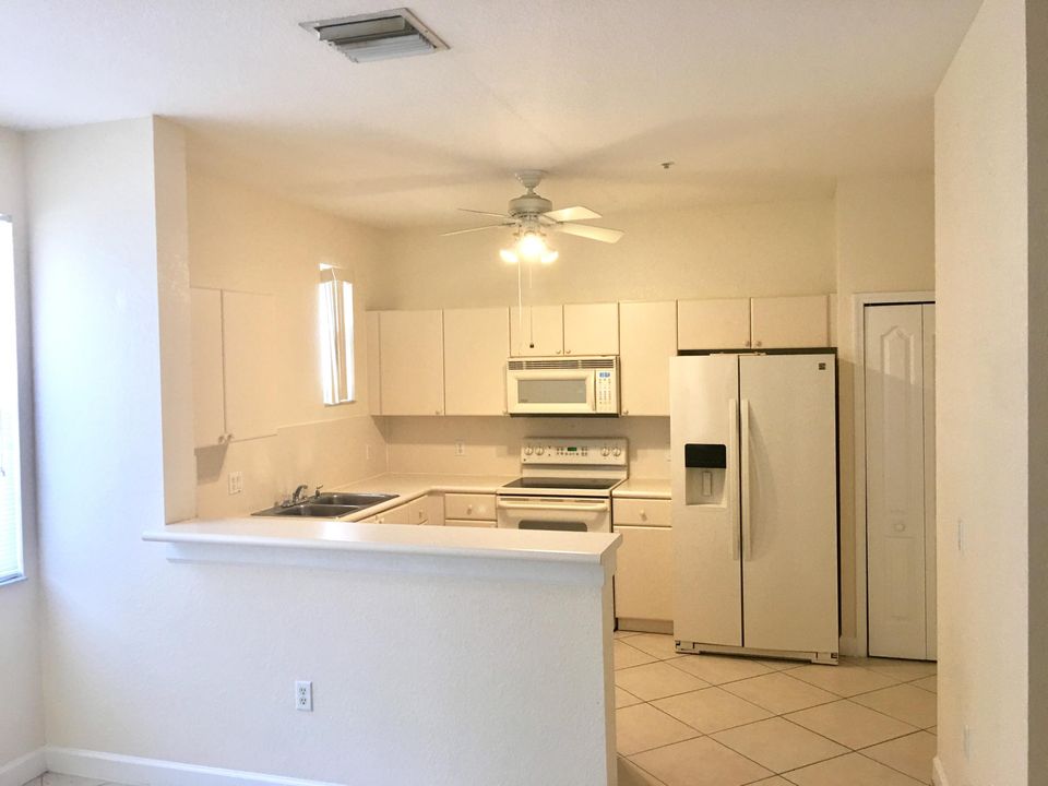 合同活跃: $2,700 (3 贝兹, 2 浴室, 1457 平方英尺)