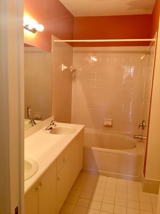 合同活跃: $2,700 (3 贝兹, 2 浴室, 1457 平方英尺)