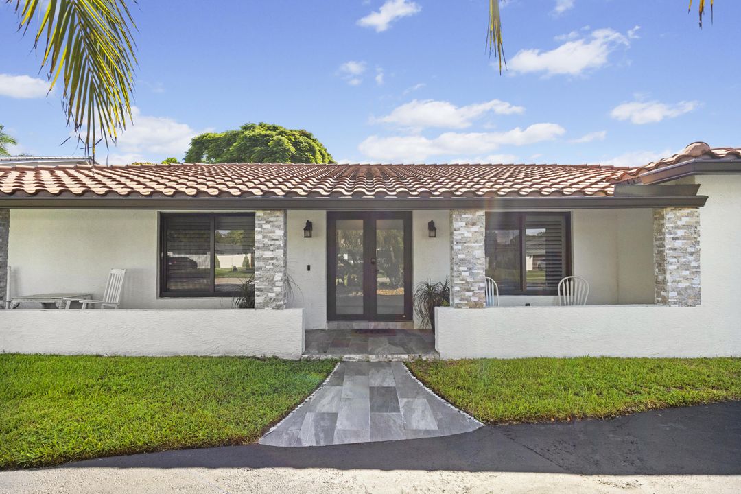 合同活跃: $950,000 (5 贝兹, 3 浴室, 2310 平方英尺)