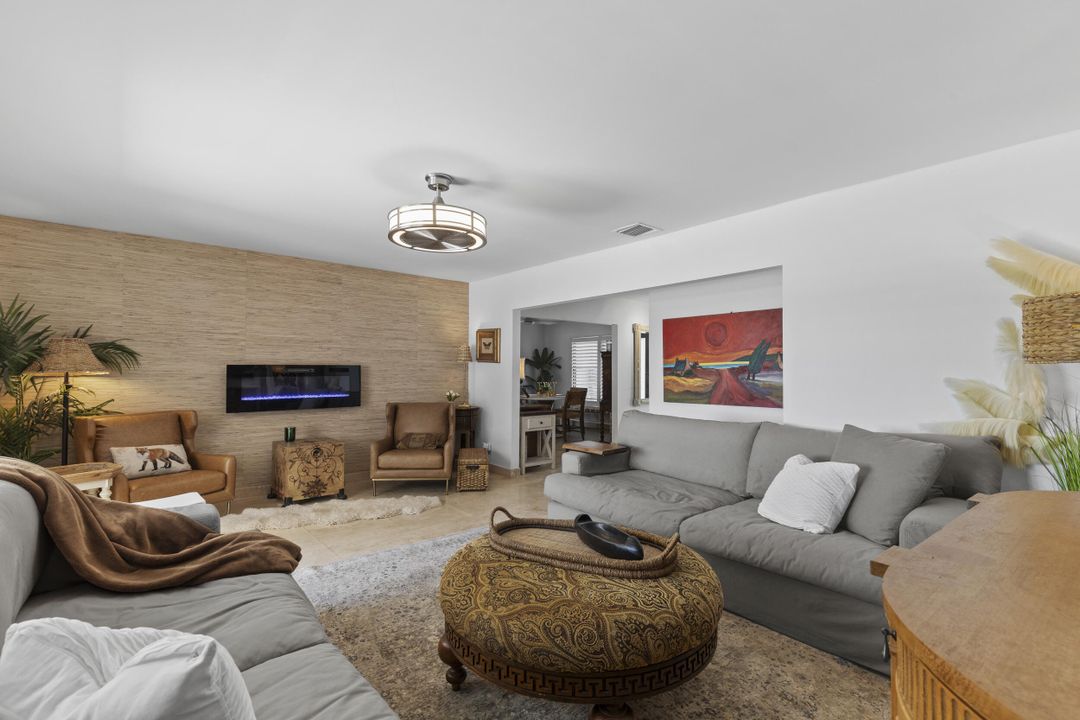 合同活跃: $950,000 (5 贝兹, 3 浴室, 2310 平方英尺)