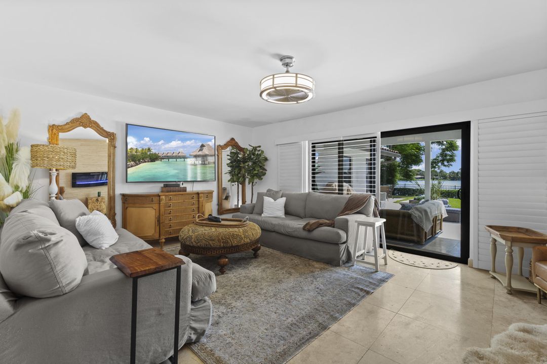 合同活跃: $950,000 (5 贝兹, 3 浴室, 2310 平方英尺)