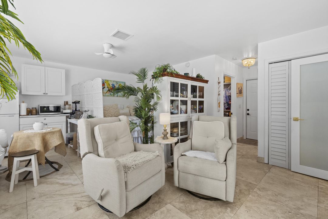 合同活跃: $950,000 (5 贝兹, 3 浴室, 2310 平方英尺)