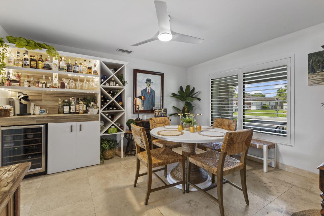 合同活跃: $950,000 (5 贝兹, 3 浴室, 2310 平方英尺)