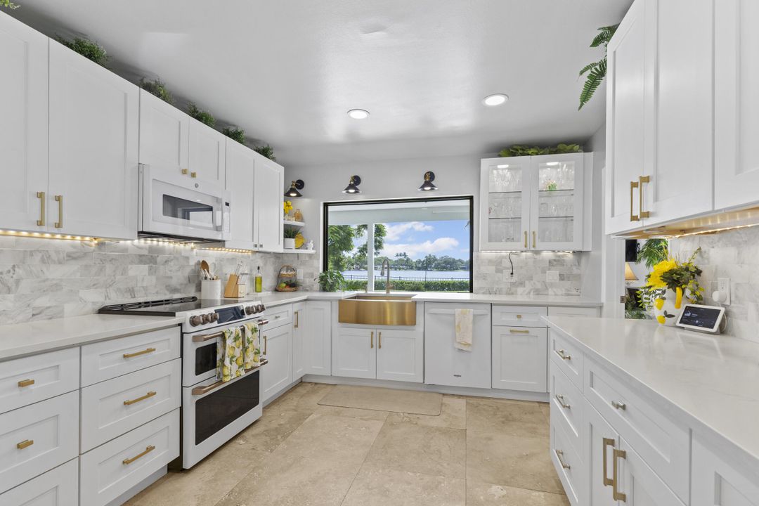 合同活跃: $950,000 (5 贝兹, 3 浴室, 2310 平方英尺)