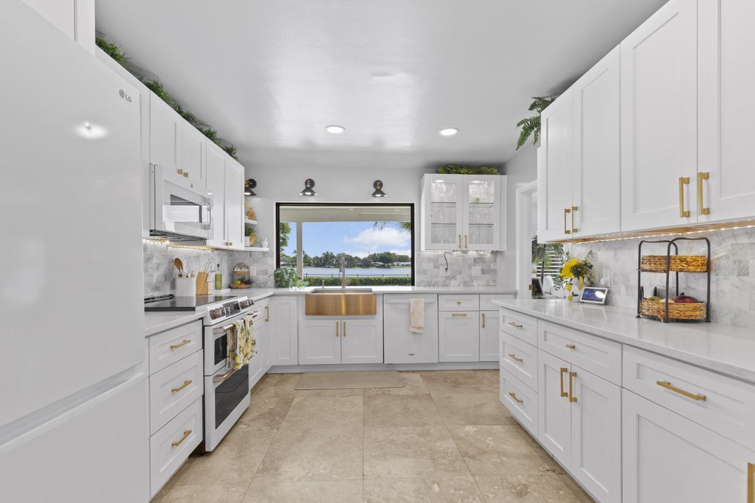 合同活跃: $950,000 (5 贝兹, 3 浴室, 2310 平方英尺)