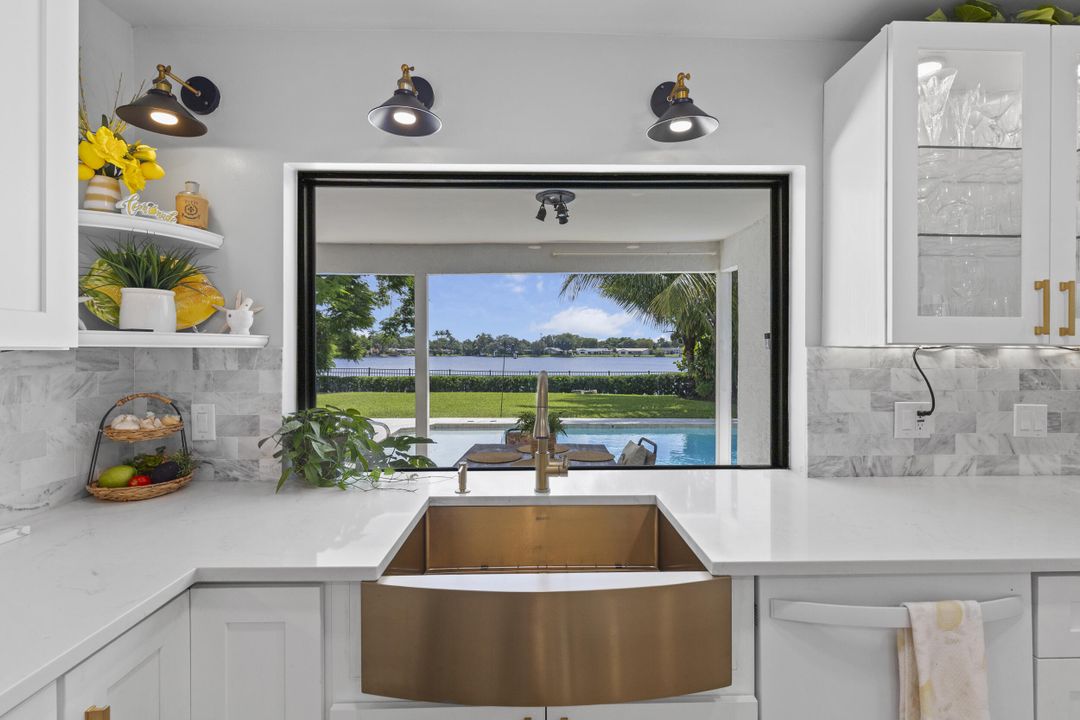 合同活跃: $950,000 (5 贝兹, 3 浴室, 2310 平方英尺)