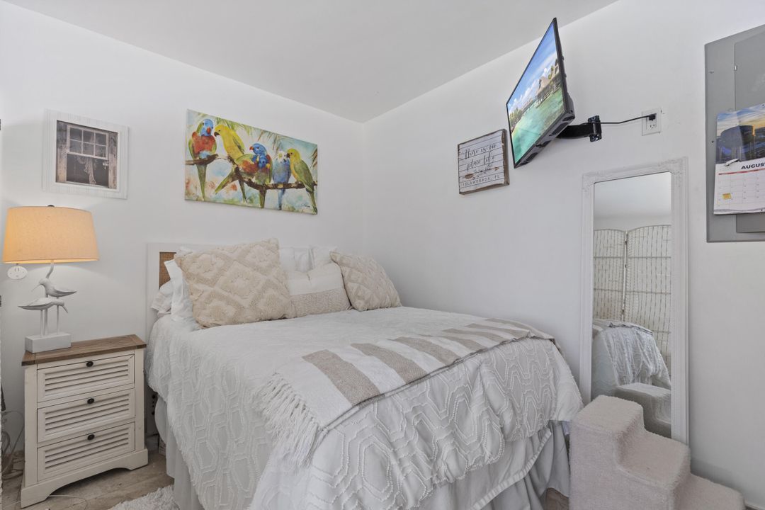 合同活跃: $950,000 (5 贝兹, 3 浴室, 2310 平方英尺)