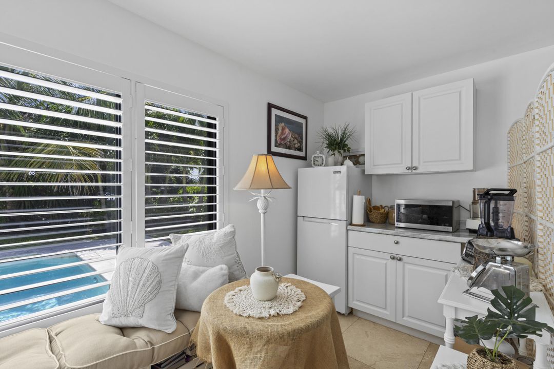 合同活跃: $950,000 (5 贝兹, 3 浴室, 2310 平方英尺)