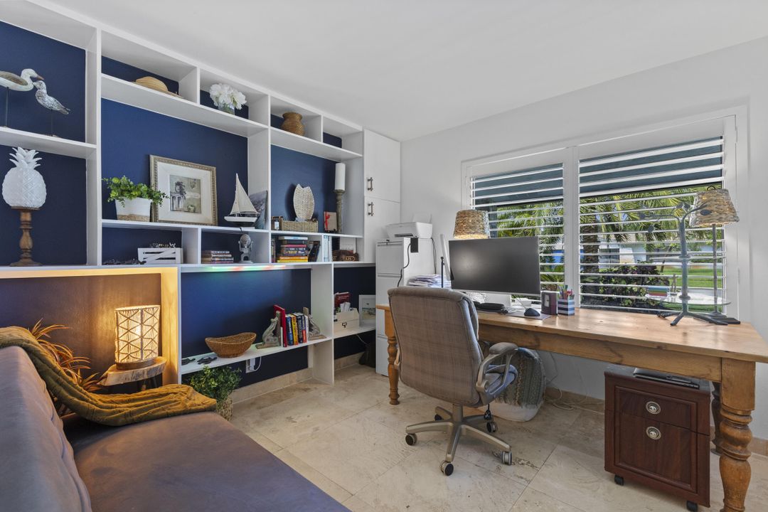 合同活跃: $950,000 (5 贝兹, 3 浴室, 2310 平方英尺)