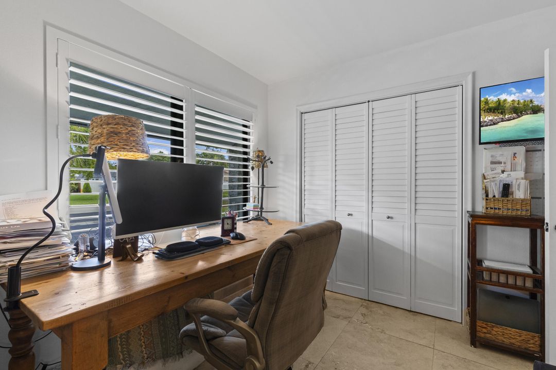 合同活跃: $950,000 (5 贝兹, 3 浴室, 2310 平方英尺)