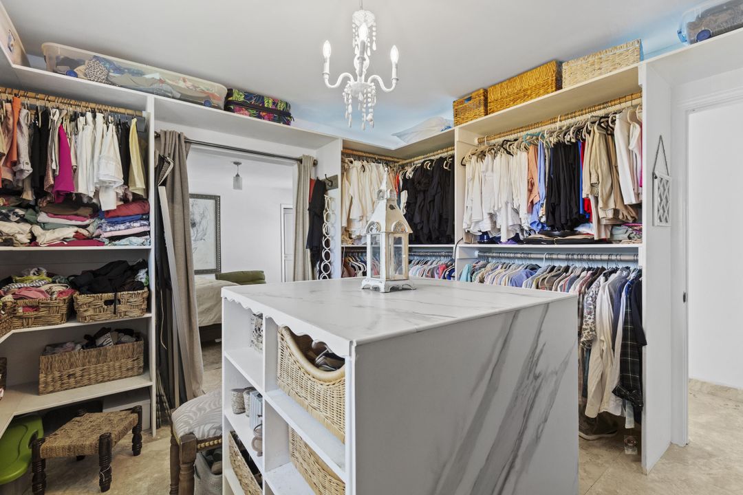 合同活跃: $950,000 (5 贝兹, 3 浴室, 2310 平方英尺)