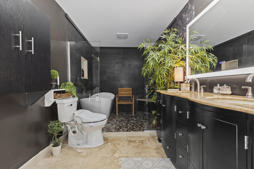 合同活跃: $950,000 (5 贝兹, 3 浴室, 2310 平方英尺)