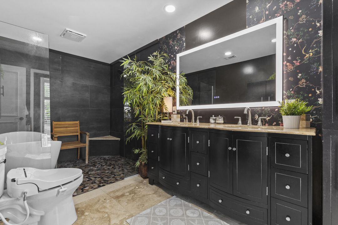 合同活跃: $950,000 (5 贝兹, 3 浴室, 2310 平方英尺)