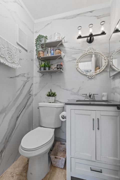 合同活跃: $950,000 (5 贝兹, 3 浴室, 2310 平方英尺)