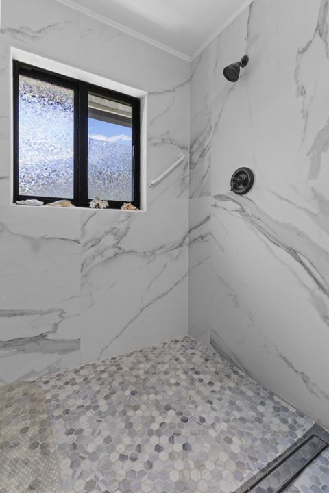 合同活跃: $950,000 (5 贝兹, 3 浴室, 2310 平方英尺)