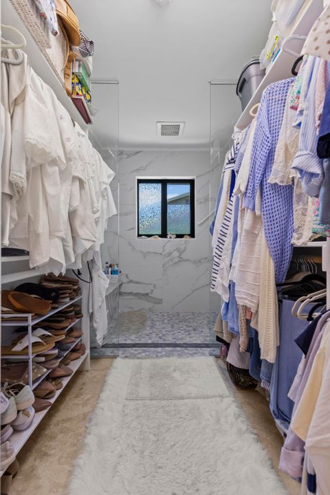 合同活跃: $950,000 (5 贝兹, 3 浴室, 2310 平方英尺)