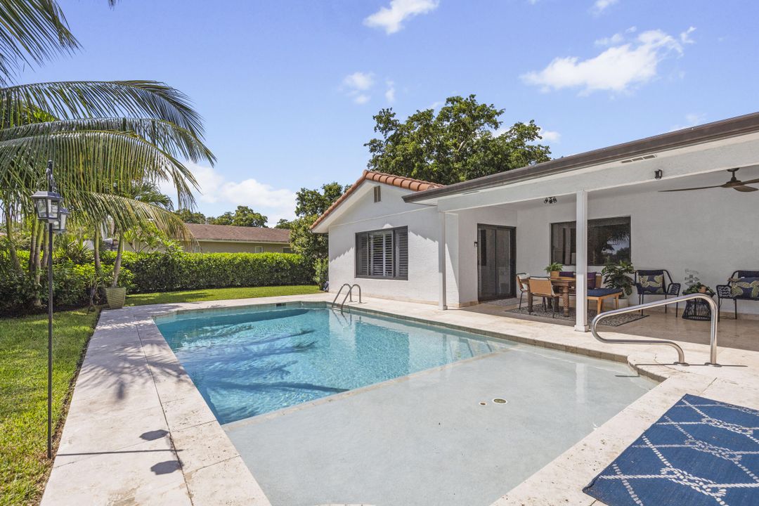 合同活跃: $950,000 (5 贝兹, 3 浴室, 2310 平方英尺)