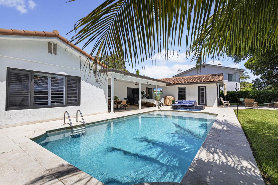 合同活跃: $950,000 (5 贝兹, 3 浴室, 2310 平方英尺)