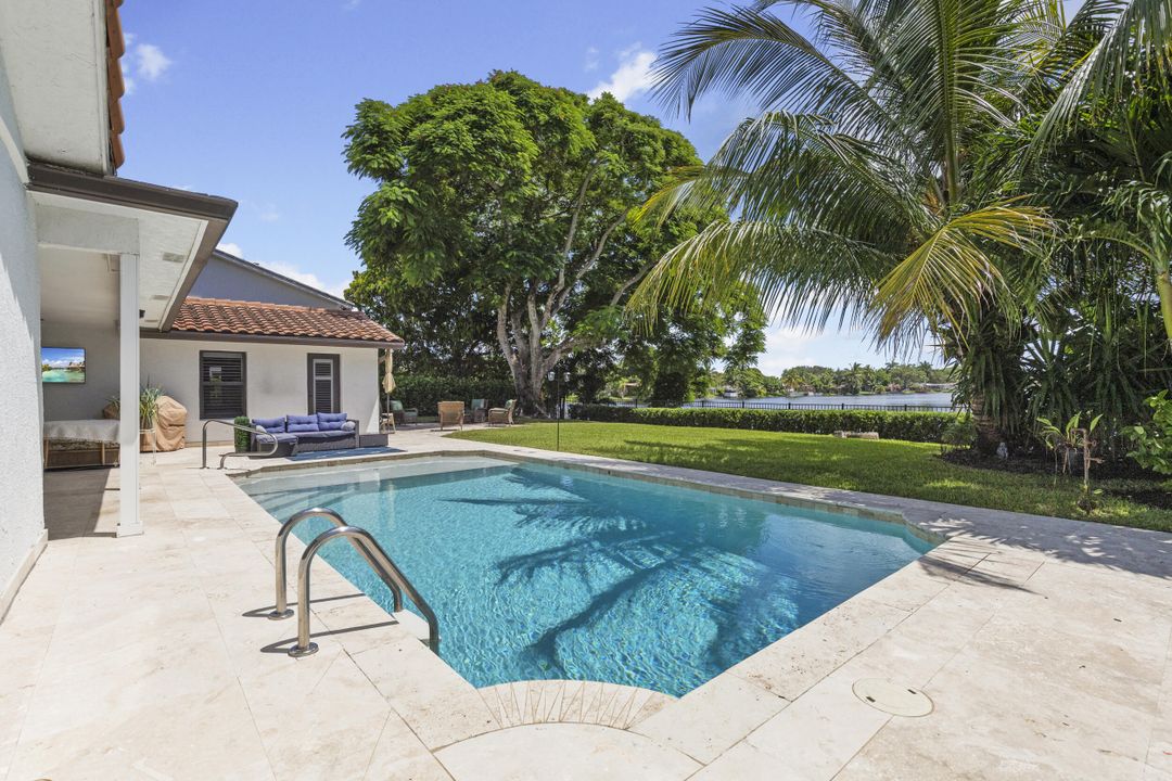 合同活跃: $950,000 (5 贝兹, 3 浴室, 2310 平方英尺)