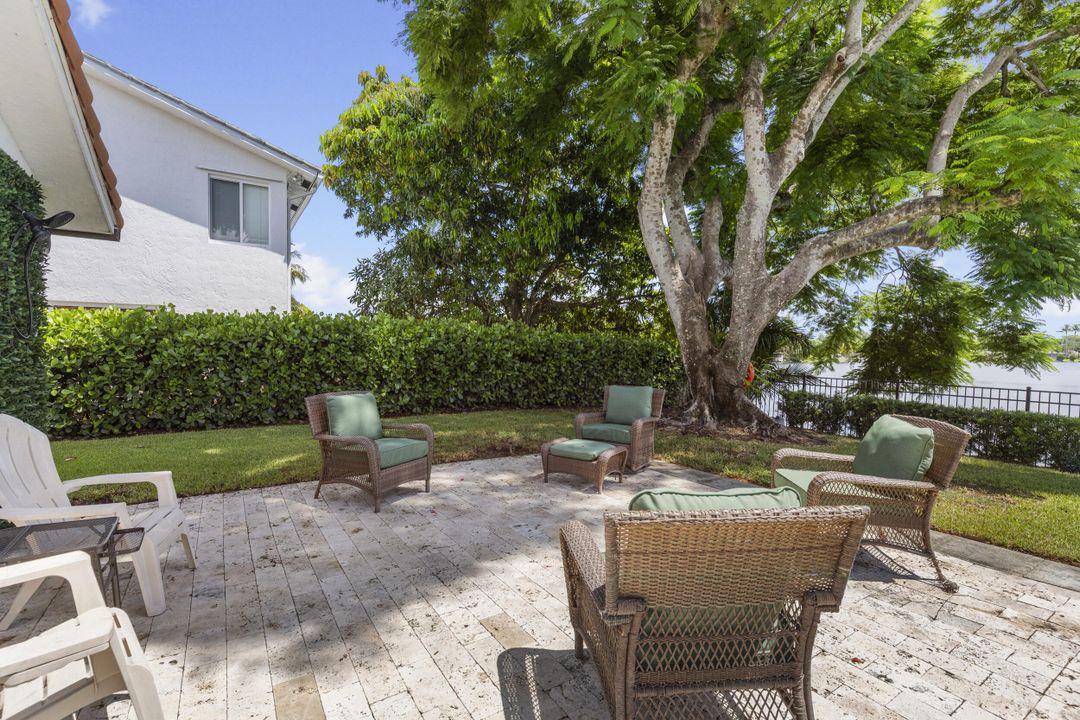 合同活跃: $950,000 (5 贝兹, 3 浴室, 2310 平方英尺)