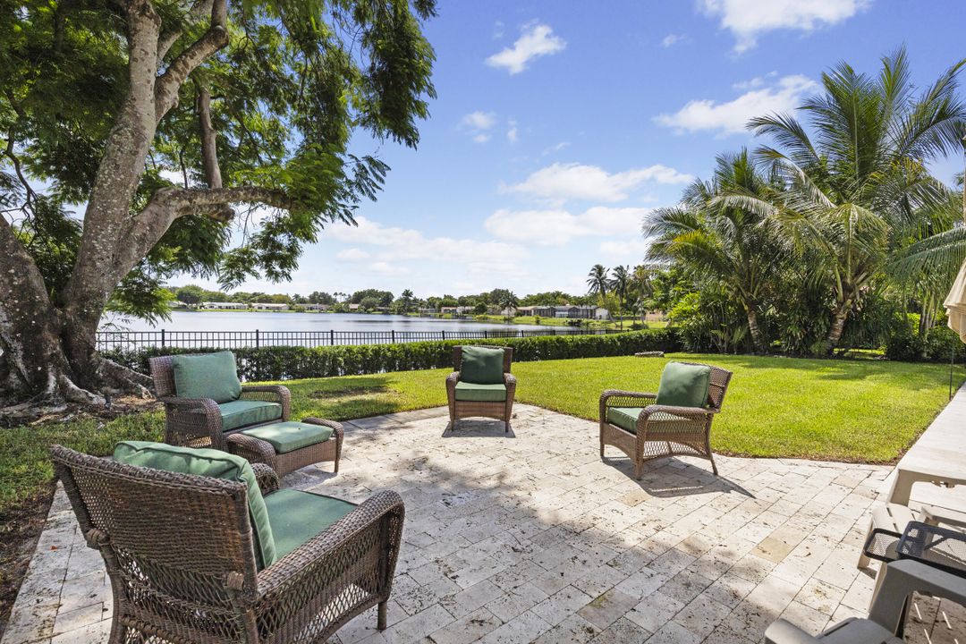 合同活跃: $950,000 (5 贝兹, 3 浴室, 2310 平方英尺)