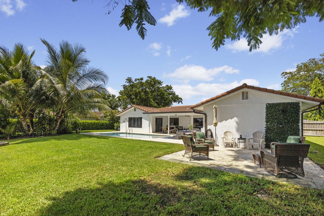 合同活跃: $950,000 (5 贝兹, 3 浴室, 2310 平方英尺)