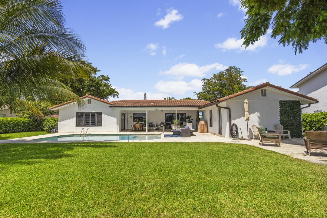 合同活跃: $950,000 (5 贝兹, 3 浴室, 2310 平方英尺)